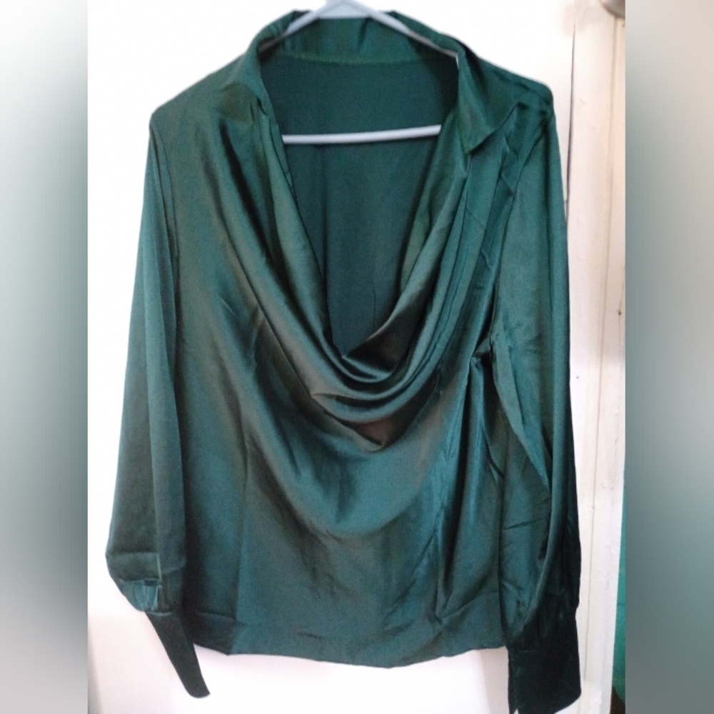 Lyaner silky Green top NWOT medium (Rox044)